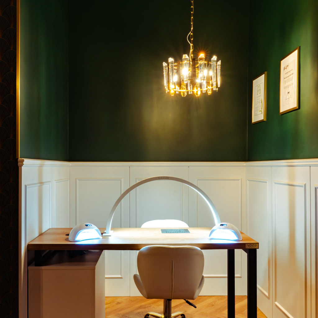 The Dapper Duke Barber Shop to nowo otwarty, ekskluzywny barbershop na mapie Bielska-Białej, stworzony z myślą o mężczyznach ceniących klasę, precyzję i najwyższy standard usług. To miejsce, w którym tradycyjne rzemiosło barberskie spotyka się z nowoczesnym stylem, a każda wizyta jest dopracowanym doświadczeniem – od perfekcyjnego strzyżenia po atmosferę prawdziwego męskiego klubu.​